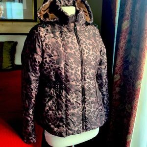 Women’s puffy jacket in animal print with removable hood